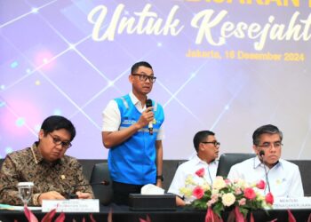 Direktur Utama PLN, Darmawan Prasodjo (kedua dari kiri) saat memaparkan terkait diskon tarif listrik 50% untuk rumah tangga dengan daya listrik 2.200 VA ke bawah pada periode Januari hingga Februari 2025 pada agenda konferensi pers bertajuk "Paket Kebijakan Ekonomi untuk Kesejahteraan" yang dilaksanakan di Kantor Kementerian Koordinator Perekonomian, Jakarta, pada 16 Desember 2024.