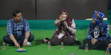 Sekretaris Daerah (Sekda) Tuti Ruswati bersama Bupati Sumedang terpilih H. Dony Ahmad Munir dan Rektor Institut Seni Budaya Indonesia (ISBI) Bandung, Retno Dwimarwati, saat mengunjungi Geoteater Rancakalong pada Kamis (2/1/2025).