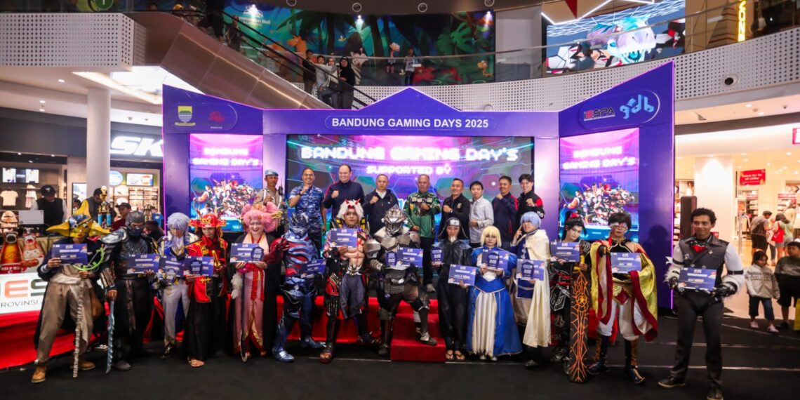 Penjabat Wali Kota Bandung, A. Koswara, mengajak generasi muda untuk lebih mengenal dan mendukung gim lokal dalam acara penutupan serta pemberian penghargaan Bandung Gaming Day 2025.