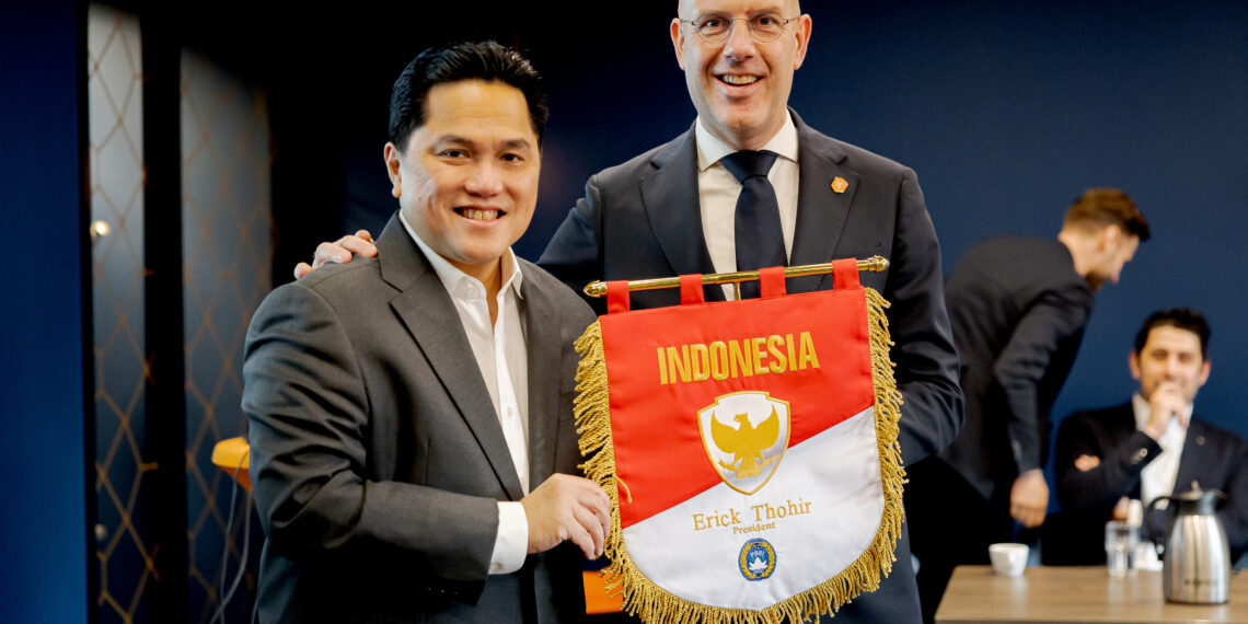 PSSI dan KNVB (Asosiasi Sepakbola Kerajaan Belanda) kembali menegaskan komitmen mereka dalam kemitraan strategis untuk mendukung perkembangan sepak bola Indonesia. Komitmen tersebut diperkuat melalui pertemuan resmi yang berlangsung di Kampus KNVB, Zeist, Belanda, pada Senin (27/1).