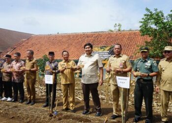 Pada puncak peringatan Hari Desa Nasional 2025, sejumlah pejabat tinggi negara meluncurkan Gerakan Menanam untuk Ketahanan Pangan di Desa (Gema Tandan Desa).