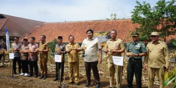 Pada puncak peringatan Hari Desa Nasional 2025, sejumlah pejabat tinggi negara meluncurkan Gerakan Menanam untuk Ketahanan Pangan di Desa (Gema Tandan Desa).