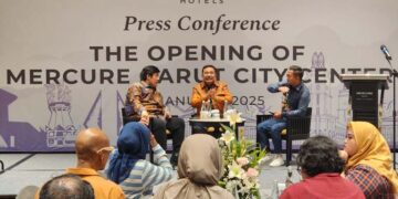 Penjabat (Pj) Bupati Garut, Barnas Adjidin, menghadiri acara Grand Opening Mercure Garut City Center yang terletak di Jalan Guntur, Kecamatan Garut Kota, Kabupaten Garut, pada Kamis (16/1/2025).
