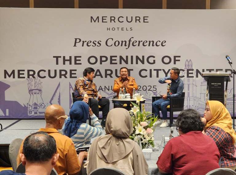 Penjabat (Pj) Bupati Garut, Barnas Adjidin, menghadiri acara Grand Opening Mercure Garut City Center yang terletak di Jalan Guntur, Kecamatan Garut Kota, Kabupaten Garut, pada Kamis (16/1/2025).