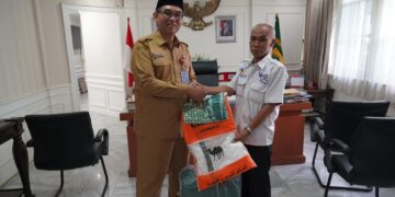 Ahmad Samsudin dinobatkan sebagai Guru Inspirasi dan diberikan hadiah istimewa berupa ibadah umroh. Penghargaan tersebut diserahkan langsung oleh Sekretaris Daerah (Sekda) Kabupaten Bogor, Ajat Rochmat Jatnika, di ruang kerja Sekda Kabupaten Bogor pada Senin (13/1/25).