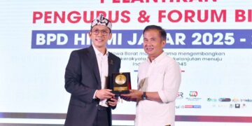 Penjabat Gubernur Jawa Barat, Bey Machmudin, mendorong Himpunan Pengusaha Muda Indonesia (HIPMI) Jawa Barat untuk memperluas peran dan kontribusinya dalam bidang ketahanan pangan. Hal ini disampaikan dalam acara pelantikan pengurus BPD HIPMI Jabar periode 2025-2028 yang digelar di Trans Luxury Hotel, Kota Bandung, pada Rabu (15/1/2025).