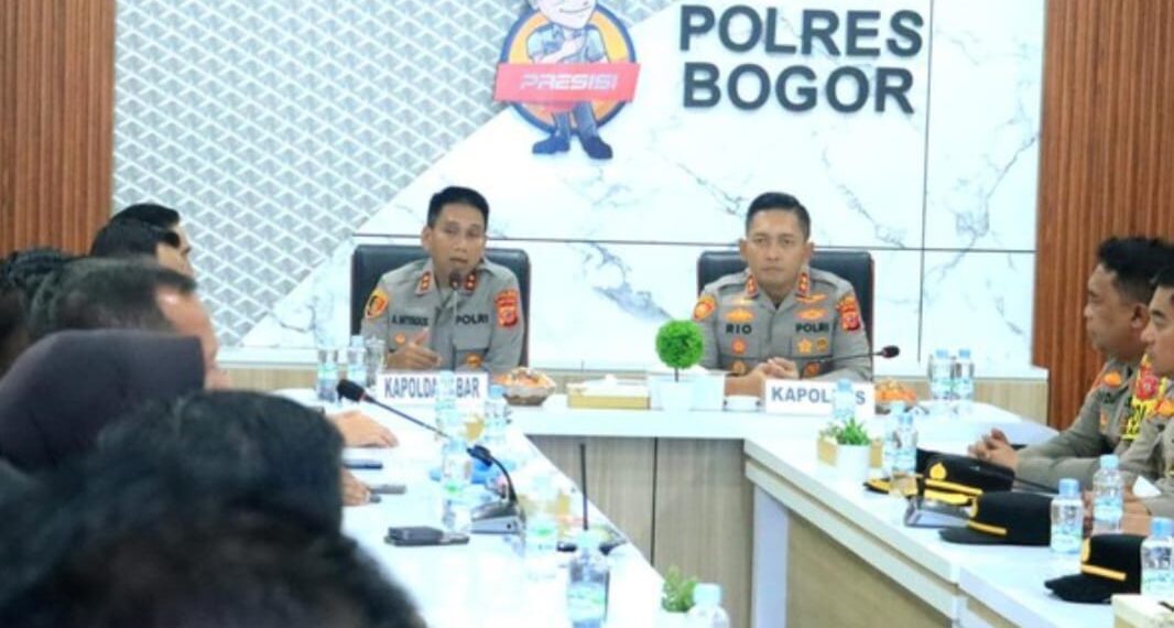 Kapolda Jabar, Irjen Pol. Akhmad Wiyagus, saat memberikan arahan kepada jajaran Polres Bogor.(Foto:Istimewa).