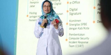 Provinsi Jawa Barat berhasil mencatatkan kenaikan signifikan pada Indeks Transformasi Digital Nasional (TDN) tahun 2022 dengan skor 60,26 poin. Hal ini diungkapkan oleh Kepala Dinas Komunikasi dan Informatika Provinsi Jawa Barat, Ika Mardiah, yang memberikan apresiasi terhadap capaian tersebut. Berdasarkan analisis komparatif antarprovinsi, Indeks TDN Jawa Barat masuk dalam klasifikasi 'Baik'.