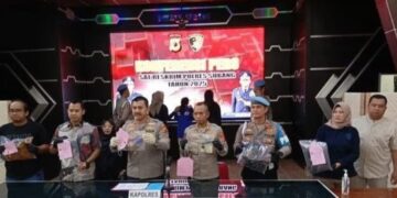 Keterangan pers Kapolres Subang, AKBP Ariek Indra Sentanu, tentang kasus pembunuhan pria penyandang disabilitas oleh dua wanita.(Foto:Istimewa).