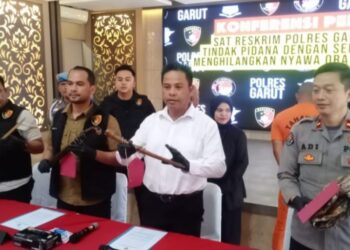 Kasatreskrim Polres Garut, AKP Ari Rinaldo menunjukkan golok yang digunakan tersangka.(Foto:Istimewa).