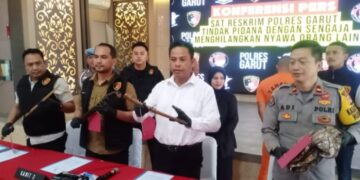 Kasatreskrim Polres Garut, AKP Ari Rinaldo menunjukkan golok yang digunakan tersangka.(Foto:Istimewa).