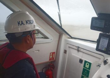 Caption: Kepala Kantor Kesyahbandaran dan Otoritas Pelabuhan (KSOP) Kelas I Tanjung Emas, Capt. Mochamad Abduh dalam tinjauannya ke lokasi kandas. (Dok. Istimewa)