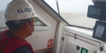 Caption: Kepala Kantor Kesyahbandaran dan Otoritas Pelabuhan (KSOP) Kelas I Tanjung Emas, Capt. Mochamad Abduh dalam tinjauannya ke lokasi kandas. (Dok. Istimewa)