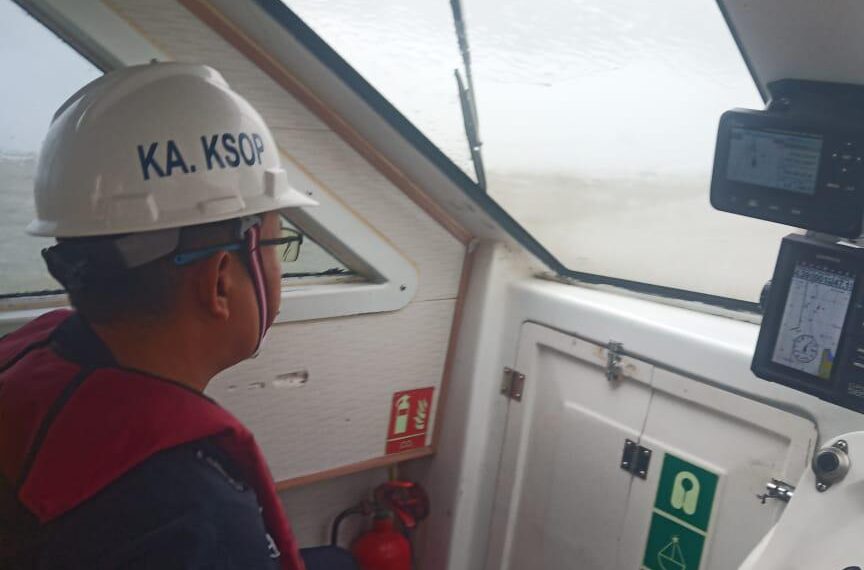 Caption: Kepala Kantor Kesyahbandaran dan Otoritas Pelabuhan (KSOP) Kelas I Tanjung Emas, Capt. Mochamad Abduh dalam tinjauannya ke lokasi kandas. (Dok. Istimewa)