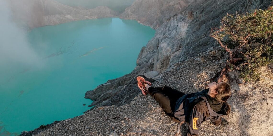 Turis di Kawah Ijen. Kunjungan wisman November 2024 turun 8,53% secara bulanan, akan tetapi baik 17,27% secara tahunan, menurut data Badan Pusat Statistik yang dirilis Kamis 2 Desember 2025.(Foto: Humas Kemenpar)