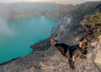 Turis di Kawah Ijen. Kunjungan wisman November 2024 turun 8,53% secara bulanan, akan tetapi baik 17,27% secara tahunan, menurut data Badan Pusat Statistik yang dirilis Kamis 2 Desember 2025.(Foto: Humas Kemenpar)