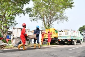 Petugas kebersihan tengah melakukan Good Housekeeping (GHK) atau praktik menjaga kebersihan, keteraturan, dan kerapian di lingkungan kerja. (Dok. Istimewa)