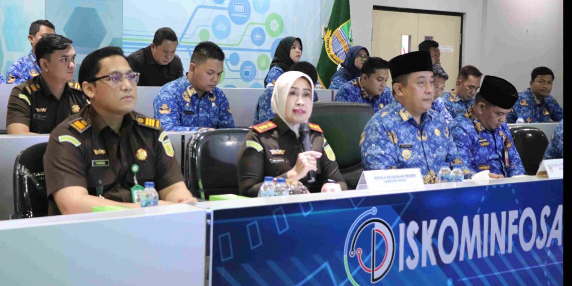 Pj Bupati Bekasi Dedy menghadiri kegiatan Sosialisasi Aplikasi Jaksa Garda Desa, yang diselenggarakan oleh Kejaksaan Negeri Kabupaten Bekasi, berlangsung di Ruang Command Center Diskominfosantik, Cikarang Pusat, Senin (20/01/2025). Foto: Jaja Jaelani