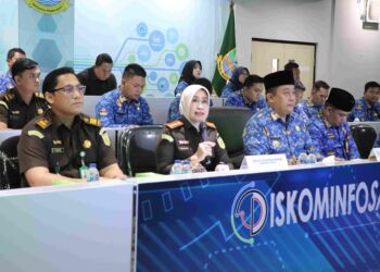 Pj Bupati Bekasi Dedy menghadiri kegiatan Sosialisasi Aplikasi Jaksa Garda Desa, yang diselenggarakan oleh Kejaksaan Negeri Kabupaten Bekasi, berlangsung di Ruang Command Center Diskominfosantik, Cikarang Pusat, Senin (20/01/2025). Foto: Jaja Jaelani