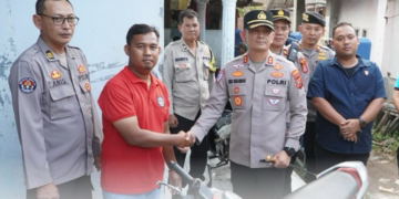 Kapolres Cirebon Kota, AKBP Eko Iskandar mengembalikan barang bukti sepeda motor jenis Jupiter Nopol D 3732 HM milik salah satu korban penyerangan