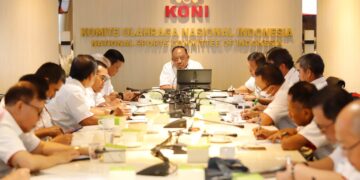 Ketua Umum Komite Olahraga Nasional Indonesia (KONI) Pusat, Letjen TNI Purn Marciano Norman, memimpin rapat pleno pengurus di Ruang Rapat Lukman Niode, Kantor KONI Pusat, pada tanggal 7 Januari 2025.