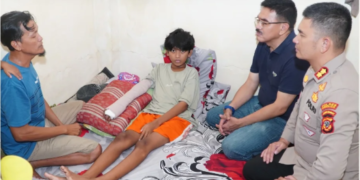 Kapolres Cirebon Kota, AKBP Eko Iskandar bersama Penjabat Sekretaris Daerah (PJ Sekda) Kota Cirebon, Iing Daiman, mengunjungi Dipay Dwitama, anak korban gigitan ular berbisa, di kediamannya di Blok Sigendeng, RT 04 RW 03, Kelurahan Kesambi, Kota Cirebon, pada Senin (27/1).