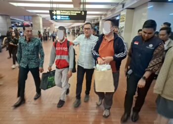 Kementerian Luar Negeri (Kemlu) bersama Kedutaan Besar Republik Indonesia (KBRI) Bangkok berhasil memulangkan dua Warga Negara Indonesia (WNI) yang terindikasi menjadi korban Tindak Pidana Perdagangan Orang (TPPO) melalui online scam, setelah terjebak di wilayah konflik Myanmar selama hampir dua tahun. Kedua korban, yang bernama AN dan JAP, tiba di Bandara Soekarno Hatta pada 17 Januari 2025 pukul 23.35 WIB. Menteri Pelindungan Pekerja Migran Indonesia (PMI), Abdul Kadir Karding, turut serta menjemput keduanya di bandara.