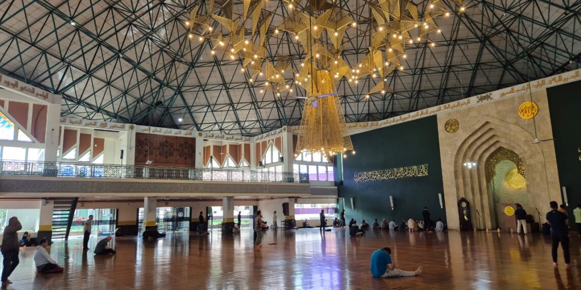 Masjid Al-Ukhuwah yang terletak di Jalan Wastukancana, Kota Bandung.