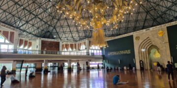 Masjid Al-Ukhuwah yang terletak di Jalan Wastukancana, Kota Bandung.
