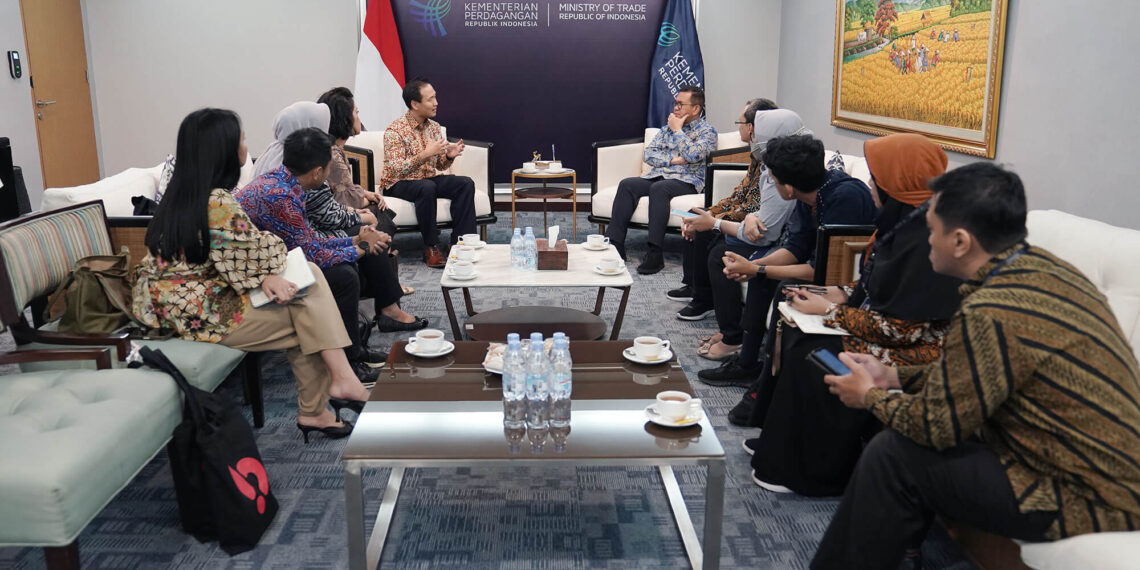 Menteri Perdagangan, Budi Santoso menerima kunjungan CEO Bukalapak, Victor Lesmana di Kantor Kementerian Perdagangan, Jakarta, Jumat 10 Januari 2025.