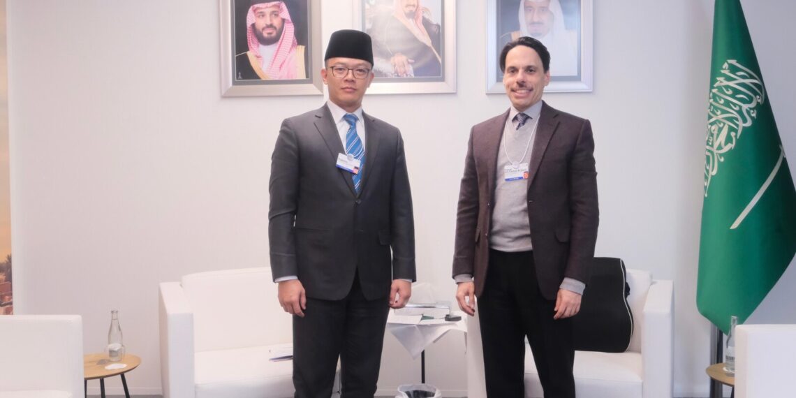 Menteri Luar Negeri Republik Indonesia (Menlu RI) Sugiono mengadakan pertemuan dengan Menteri Luar Negeri Arab Saudi, Pangeran Faisal Bin Farhan Al Saud.