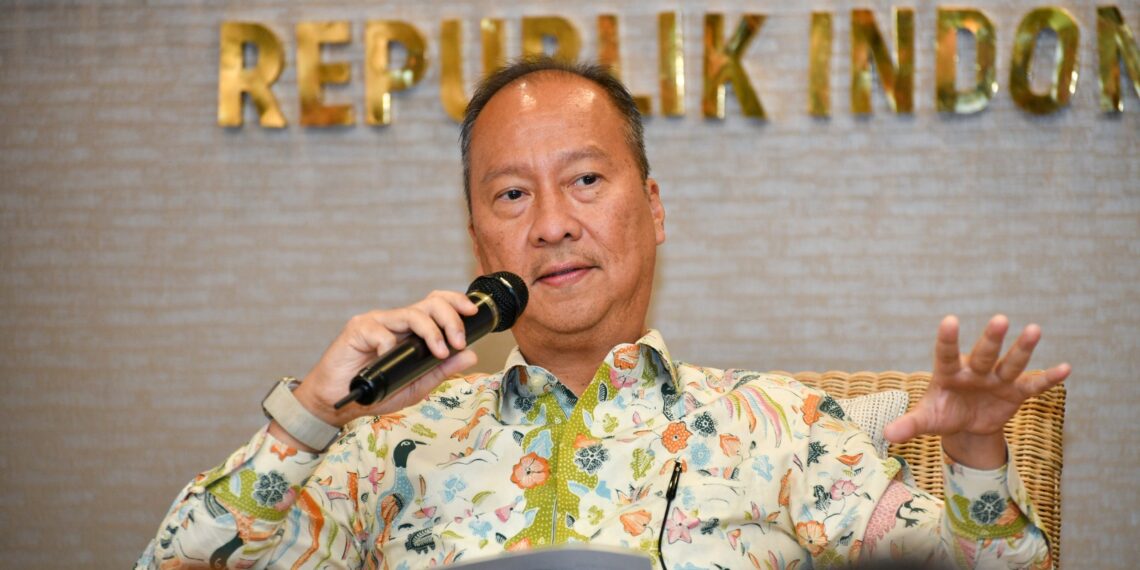 Menteri Perindustrian Indonesia memberikan apresiasi terhadap kedatangan petinggi Apple beserta timnya yang melakukan negosiasi terkait dengan sertifikasi Tingkat Komponen Dalam Negeri (TKDN) untuk iPhone 16. Langkah ini, menurut Menteri Perindustrian, menunjukkan itikad baik Apple untuk berinvestasi dan berbisnis di Indonesia.