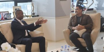 Menteri Pemuda dan Olahraga Republik Indonesia (Menpora RI) Dito Ariotedjo hari Senin (13/1) siang menerima Ketua Umum PSSI Erick Thohir dan Pelatih Timnas Indonesia baru Patrick Kluivert, bersama Asisten Pelatih Denny Landzaat di Lantai 10, Kemenpora, Jakarta. (foto:bagus/kemenpora.go.id)