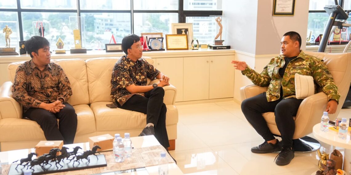 Menteri Pemuda dan Olahraga Republik Indonesia (Menpora RI) Dito Ariotedjo menerima audiensi Staf Khusus Wakil Presiden, Achmad Adhitya, di kantor Kemenpora pada Jumat (17/1). Pertemuan ini membahas program pelatihan Artificial Intelligence (AI) untuk generasi muda Indonesia.(foto:egan/kemenpora.go id)