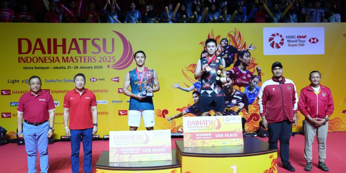 Final turnamen bulu tangkis Daihatsu Indonesia Masters 2025 digelar di Istora Gelora Bung Karno (GBK) Senayan Jakarta, Minggu (26/1) sore. Mengenakan jaket warna merah putih, Menteri Pemuda dan Olahraga (Menpora) RI Dito Ariotedjo menyaksikan secara langsung aksi para perwakilan Indonesia berlaga di partai pemungkas ajang tur dunia BWF itu.(foto:herry/kemenpora.go.id)