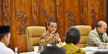 Menteri ESDM Bahlil Lahadalia memimpin rapat. Pelibatan lembaga keuangan dalam negeri menjadi strategi penting untuk mendukung kebijakan hilirisasi.(Foto: Humas ESDM)