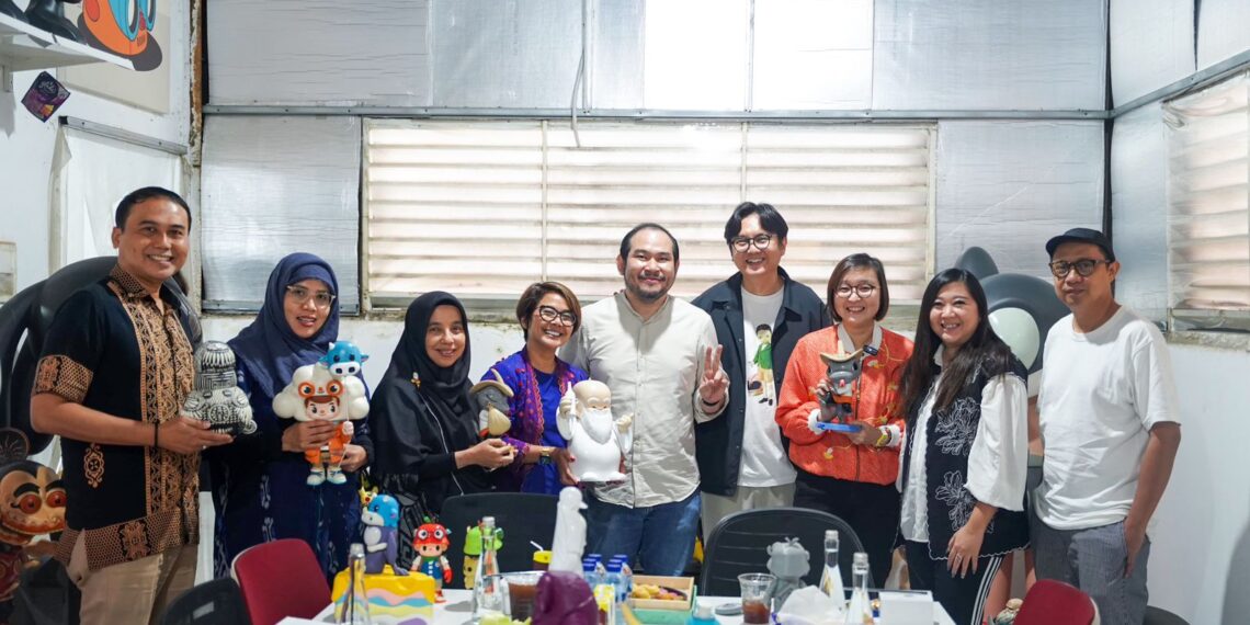 Wakil Menteri Ekonomi Kreatif/Wakil Kepala Badan Ekonomi Kreatif (Wamenekraf/Wakabekraf), Irene Umar, melakukan kunjungan ke Warehouse Museum of Toys di Jakarta Barat pada Selasa (21/1/2025). Kunjungan tersebut juga sekaligus memberikan apresiasi terhadap proses kreatif yang ada di museum yang menjadi tempat favorit para kolektor mainan ini.