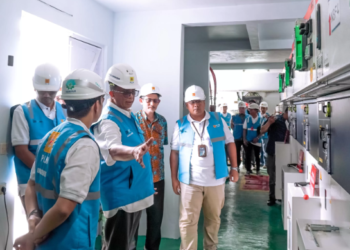 General Manager PLN Unit Induk Distribusi Jawa Barat, Agung Murdifi, meninjau gardu distribusi yang disalurkan ke PT Bio Farma (Persero). (Dok. PLN)