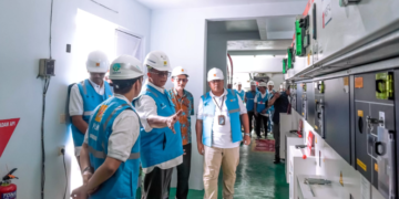 General Manager PLN Unit Induk Distribusi Jawa Barat, Agung Murdifi, meninjau gardu distribusi yang disalurkan ke PT Bio Farma (Persero). (Dok. PLN)