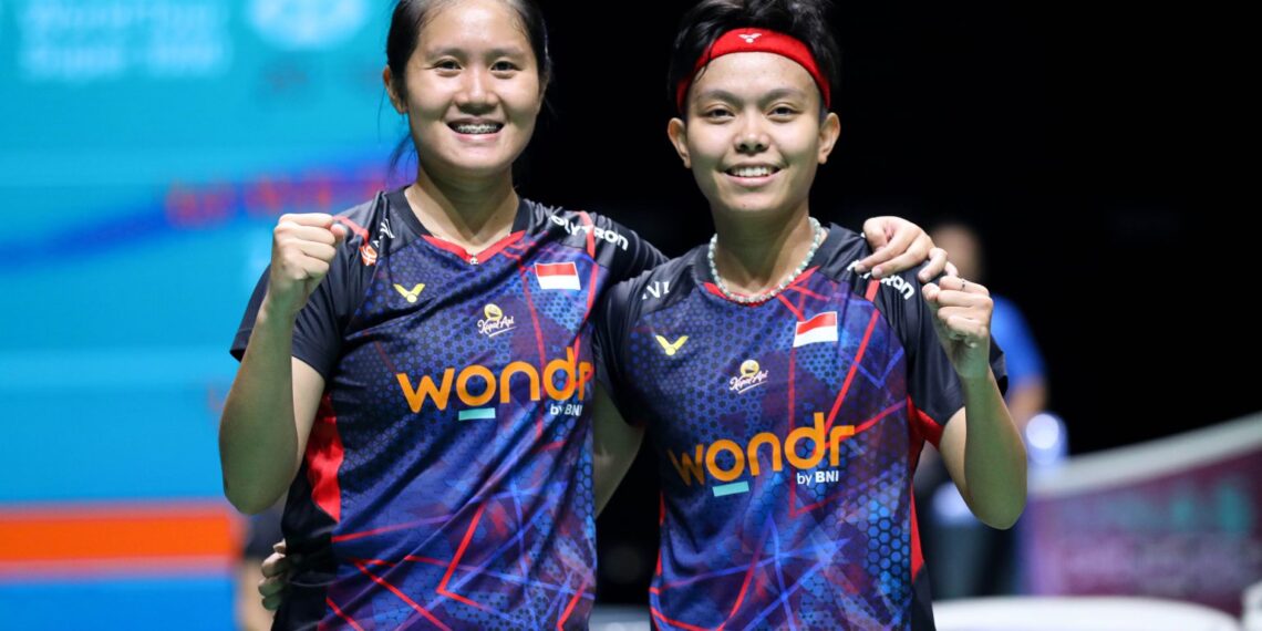 Pasangan putri Indonesia, Lanny Tria Mayasari/Siti Fadia Silva Ramadhanti, berhasil menundukkan unggulan tuan rumah Malaysia, Pearly Tan/Thinaah Muralitharan (peringkat 5 dunia), dengan skor 19-21, 21-14, 21-13 di pertandingan Malaysia Open 2025.