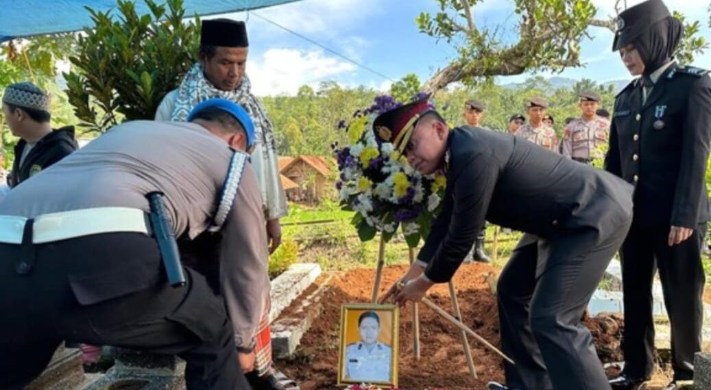 Prosesi pemakaman Aipda Anumerta Andithya Munartono, dipimpin Kapolres Tasikmalaya Kota, AKBP Joko Sulistiono.(Foto:Istimewa).