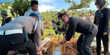 Prosesi pemakaman Aipda Anumerta Andithya Munartono, dipimpin Kapolres Tasikmalaya Kota, AKBP Joko Sulistiono.(Foto:Istimewa).
