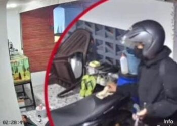 Tangkapan layar rekaman CCTV pencuri sepeda motor.(Foto:Istimewa).