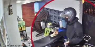 Tangkapan layar rekaman CCTV pencuri sepeda motor.(Foto:Istimewa).