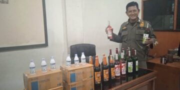 Satuan Polisi Pamong Praja (Satpol PP) Kabupaten Garut berhasil mengamankan 293 botol miras dari beberapa titik di wilayah Garut.