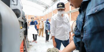 Tempat Pengolahan Sampah Terpadu (TPST) Tegalega di Kota Bandung kini mampu mengolah hingga 25 ton sampah per hari menjadi bahan bakar alternatif untuk industri semen. Hal ini disampaikan oleh Penjabat (Pj) Wali Kota Bandung, A. Koswara, saat meninjau langsung proses operasional TPST Tegalega pada Selasa, 14 Januari 2025.
