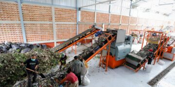 Tempat Pengolahan Sampah Terpadu (TPST) Tegalega di Kota Bandung kini mampu mengolah hingga 25 ton sampah per hari menjadi bahan bakar alternatif untuk industri semen. Hal ini disampaikan oleh Penjabat (Pj) Wali Kota Bandung, A. Koswara, saat meninjau langsung proses operasional TPST Tegalega pada Selasa, 14 Januari 2025.kawasan bebas sampah