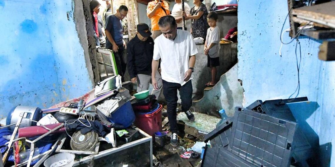 Penjabat Gubernur Jawa Barat Bey Machmudin meninjau lokasi terdampak banjir di Jalan Arjuna, RT 02/RW 05, Kota Bandung, Sabtu (25/1/2025).