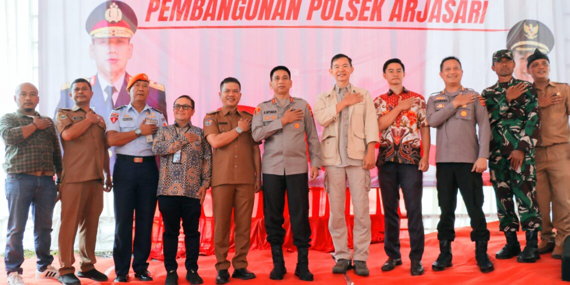 Polresta Bandung melaksanakan peletakan batu pertama untuk pembangunan Mako Polsek Arjasari yang terletak di Perumahan Kota Baru Arjasari, RT 04/RW 13, Kecamatan Arjasari, Kabupaten Bandung, pada Senin (13/1/2025). Kegiatan ini dihadiri oleh Kapolda Jawa Barat Irjen Pol Dr Akhmad Wiyagus, Bupati Bandung Dr HM Dadang Supriatna, Kapolresta Bandung Kombes Pol Dr Kusworo Wibowo, serta jajaran Forkopimda Kabupaten Bandung dan pihak terkait lainnya.