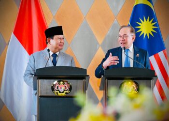 Presiden Republik Indonesia, Prabowo Subianto, melakukan pertemuan dengan Perdana Menteri Malaysia, Anwar Ibrahim, di Menara Kembar Petronas, Kuala Lumpur, pada Senin, 27 Januari 2025. Pertemuan tersebut menghasilkan kesepakatan untuk mempererat kerja sama strategis di berbagai bidang, termasuk ekonomi, energi, dan pertahanan.